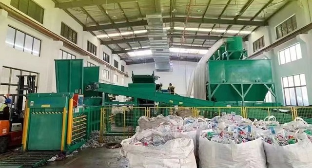 闪鸟分捡中心废品分捡现场